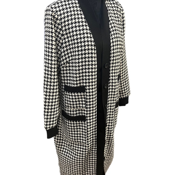 KATHY IRELAND, MEDIUM, LONG BLACK AND WHITE CHECKERED CARDIGAN JACKET. - Picture 5 of 11